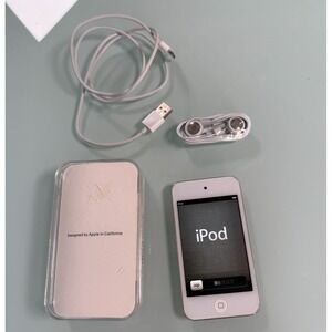 4th Gen 8GB Apple iPod Silver with Accessories